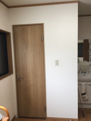 壁に隣接した取っ手が使いにくい トイレの扉を左右逆にリフォーム Resta住宅リフォーム 不動産事業部スタッフブログ