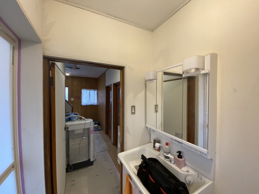 洗面室のイメージを一新するクロス塗装工事事例 4枚目