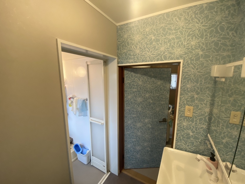 洗面室のイメージを一新するクロス塗装工事事例 2枚目