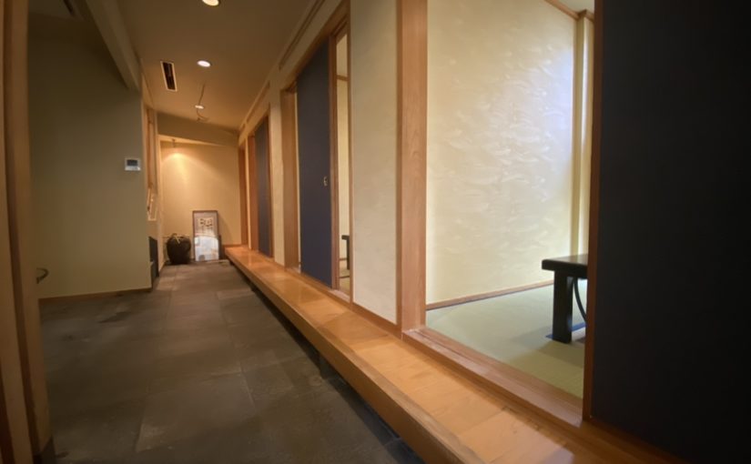 新規一転、店舗に高級感を与えるクロスを施工。