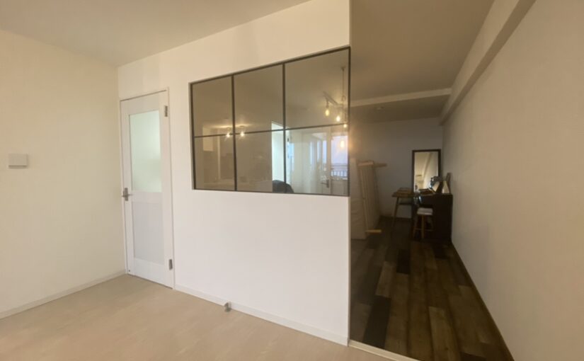 お洒落なアイアン建具を壁に施工する工事