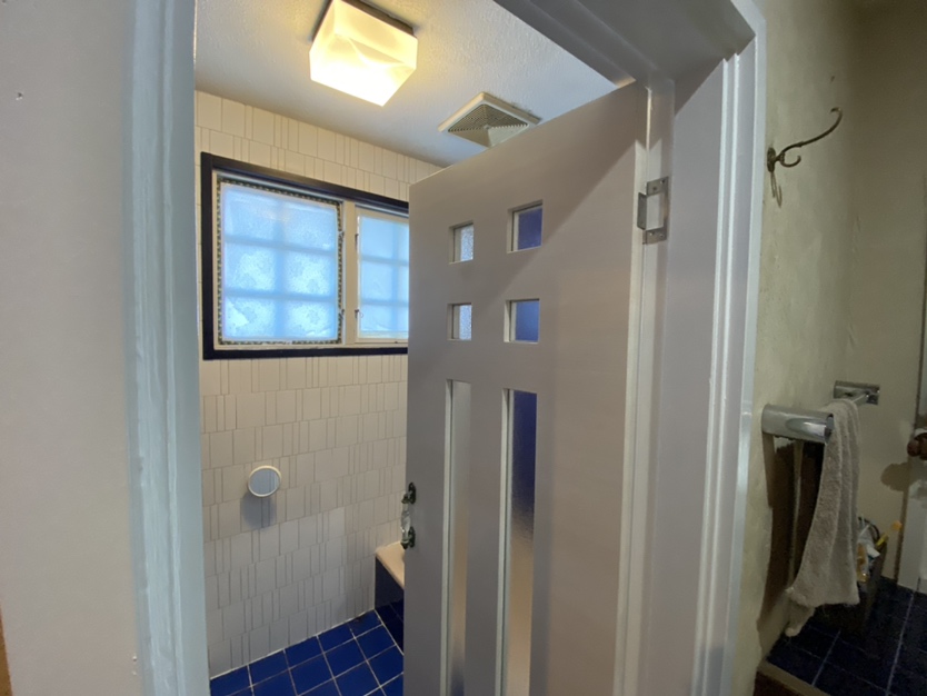 お風呂のドアと枠を補修する工事