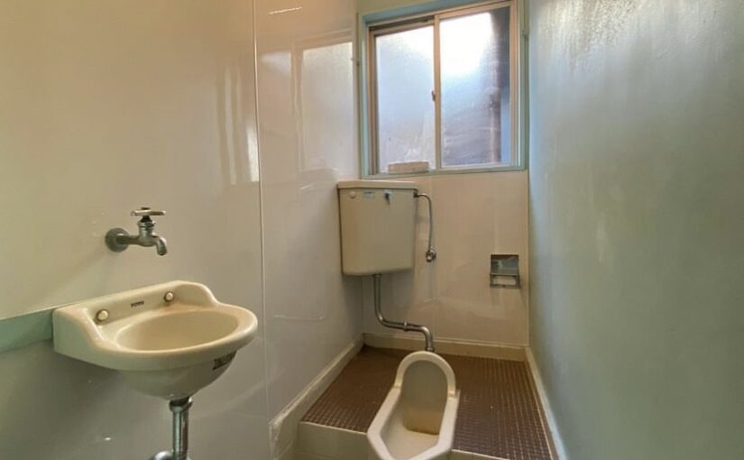 トイレの壁を修復する工事